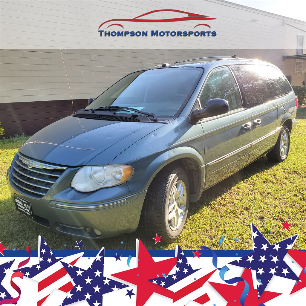 2005 Chrysler Town & Country Limited's photo